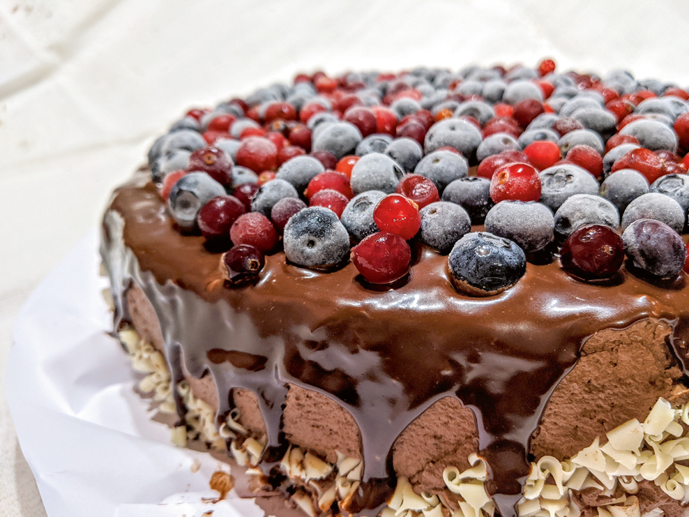 Biezpiena torte ar šokolādi vai marcipānu .