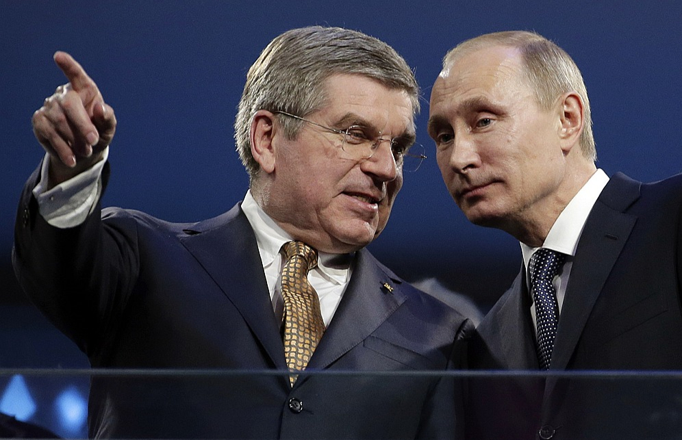 Starptautiskās olimpiskās komitejas prezidents Tomass Bahs (no kreisās) un Krievijas vadonis Vladimirs Putins ziemas olimpisko spēļu noslēguma ceremonijā 2014. gada 23. februārī Sočos.