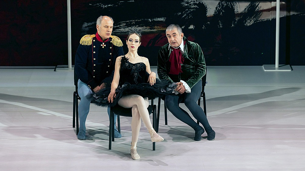 Evelīna Priede Melnā gulbja lomā ar Andra Keiša atveidoto ģenerāli Jepančinu (no kreisās) un Gundara Āboliņa Tocki.