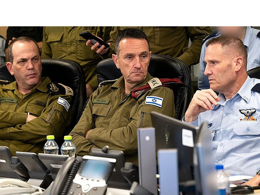 Izraēlas armijas ģenerālštāba priekšnieks Herci Halevi (centrā) armijas vadības sanāksmē Telavivā svētdien pēc atvairītā Irānas uzbrukuma. Halevi uzsvēris, ka Irāna "sagaidīs atbildi".