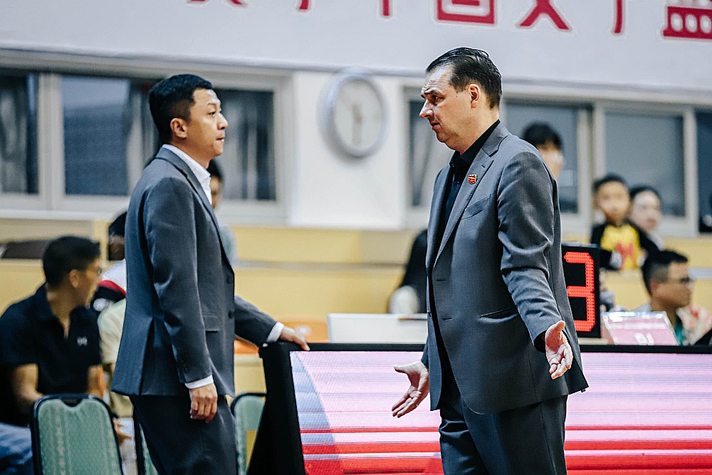 Ķīnā Mārtiņš Zībarts saskārās ar komandas īpašnieka vēlmi iejaukties trenera darbā, un šajā foto fiksēta viņa neizpratne par kādu pavēli no augšas.
