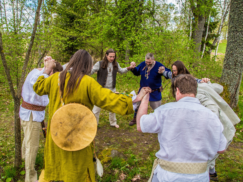 Ūsiņa laikā pieguļā vīriem savas spēles, rituāli un spēkošanās. Meitām un sievām – savas un atsevišķi.