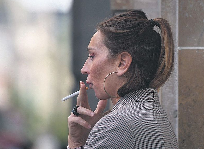 Lielbritānijā smēķē gandrīz 13% pieaugušo jeb apmēram 6,4 miljoni cilvēku, liecina Nacionālā statistikas biroja dati.