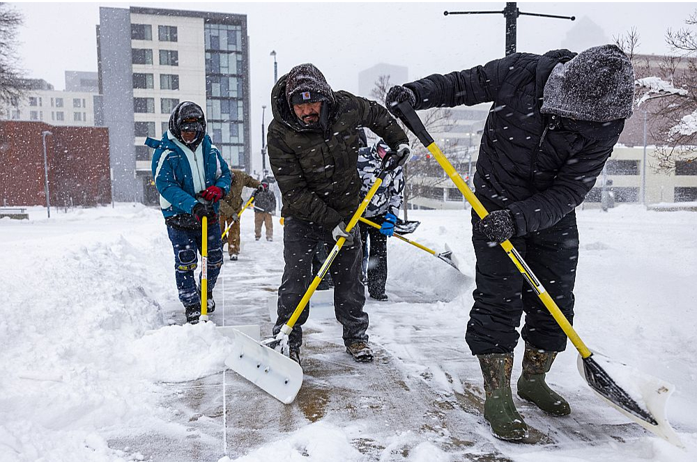Ziema. Sniegs. ilustratīvs attēls.