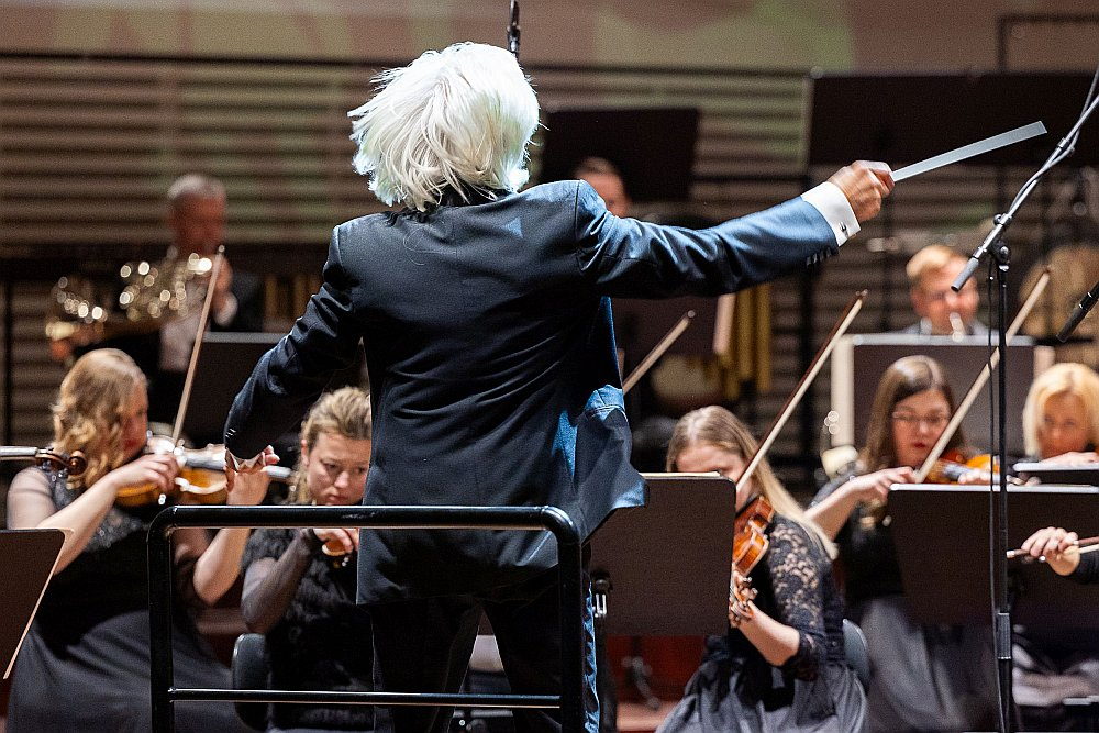 Liepājas Simfonisko orķestri diriģēja Tadeušs Vojcehovskis, kurš iepriekšējo reizi te viesojās 2012. gadā.
