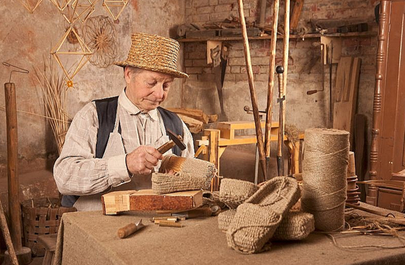 27. aprīlī Ludzas amatnieku centrā vecmeistars Salimons Ķipļuks gaida mācekļus uz peterņu – linu virvju apavu – taisīšanas meistardarbnīcu.