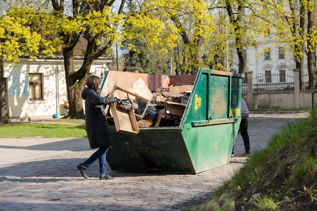 Lielās talkas laikā sakārto vairākus pašvaldību ēku pagrabus. Pielāgo civilās aizsardzības prasībām patvertnes. Konteiners.