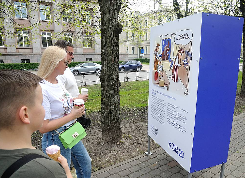 Liepu alejā pie Ministru kabineta ēkas līdz 28. maijam apskatāma izstāde "Karikatūrista kods – mīti un patiesība par Latvijas dalību ES un NATO".