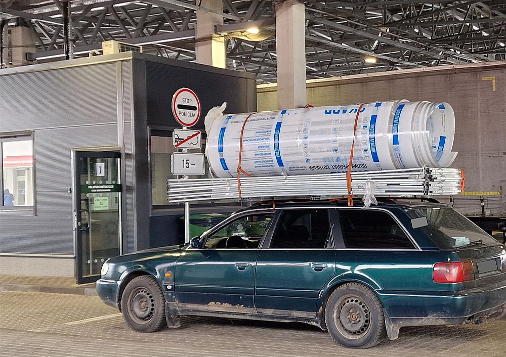 Automašīna ar Latvijas numura zīmi ieved siltumnīcu no Baltkrievijas 12. aprīlī. Pāternieku muitas punktā nekādu  aizrādījumu nav – pilns komplekts, ievest drīkst.