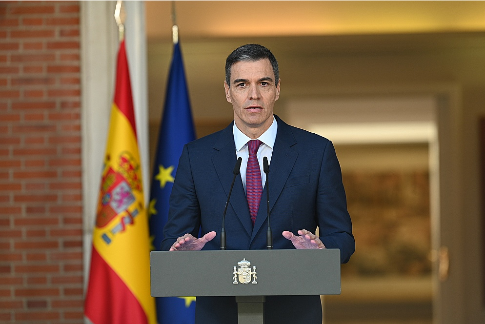 Spānijas premjerministrs Pedro Sančess pirmdien paziņoja, ka pēc piecas dienas ilgušām pārdomām pieņēmis lēmumu valdības vadītāja amatu neatstāt.