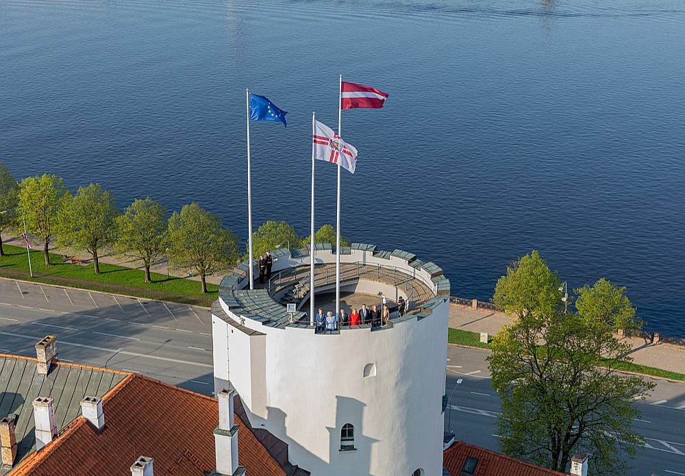 Vakar Rīgas pils Svētā Gara tornī, vairākām augstākajām valsts amatpersonām klātesot, tika pacelts arī Eiropas Savienības karogs.