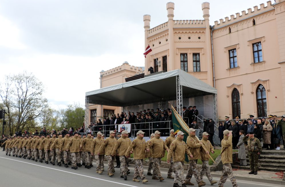 Latvijas Neatkarības atjaunošanas dienai veltītā Latvijas un ārvalstu bruņoto spēku militārā parāde pie Alūksnes Jaunās pils 2023. gada 4. maijā.