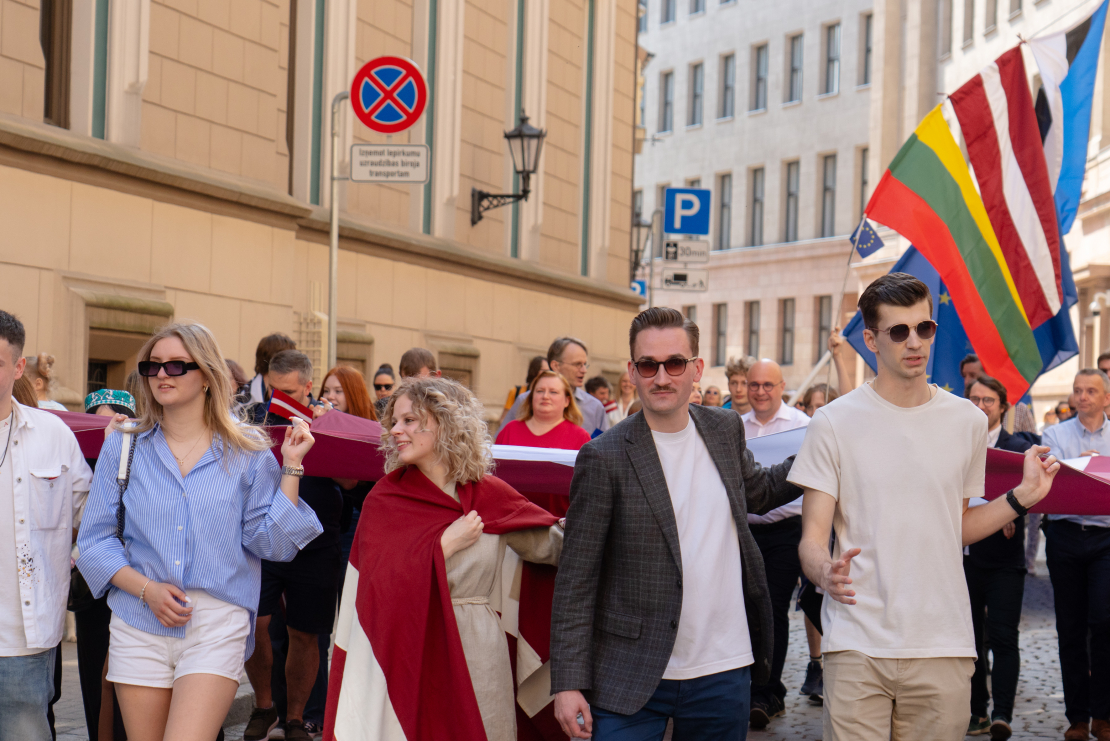 Zibakcija ar lielāko ES karogu Latvijā.