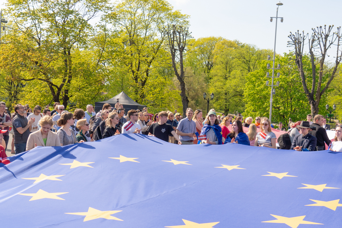 Zibakcija ar lielāko Eiropas Savienības karogu Latvijā.