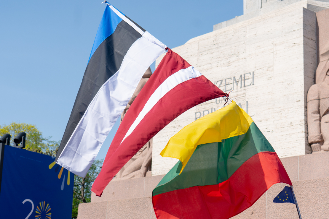Zibakcija ar lielāko ES karogu Latvijā.