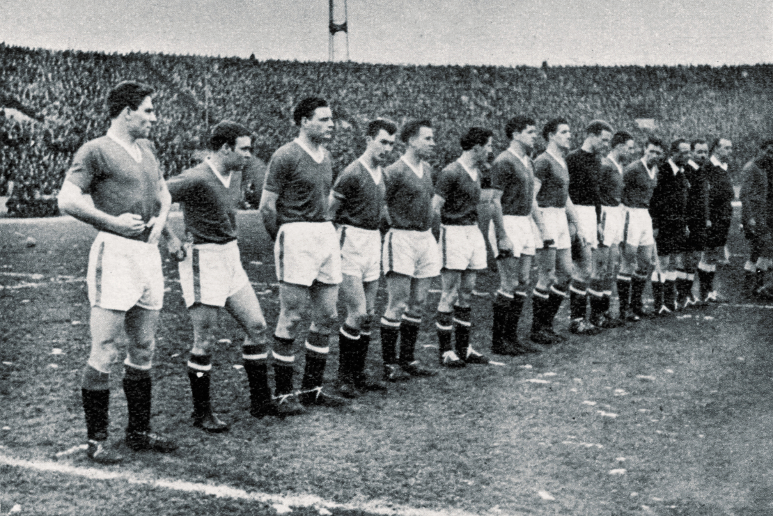 Mančestras “United” futbolisti 1958. gada 5. februārī pirms spēles ar Belgradas komandu. Nākamajā dienā astoņi futbolisti gāja bojā lidmašīnas katastrofā Minhenē, bet citi guva nopietnus ievainojumus.