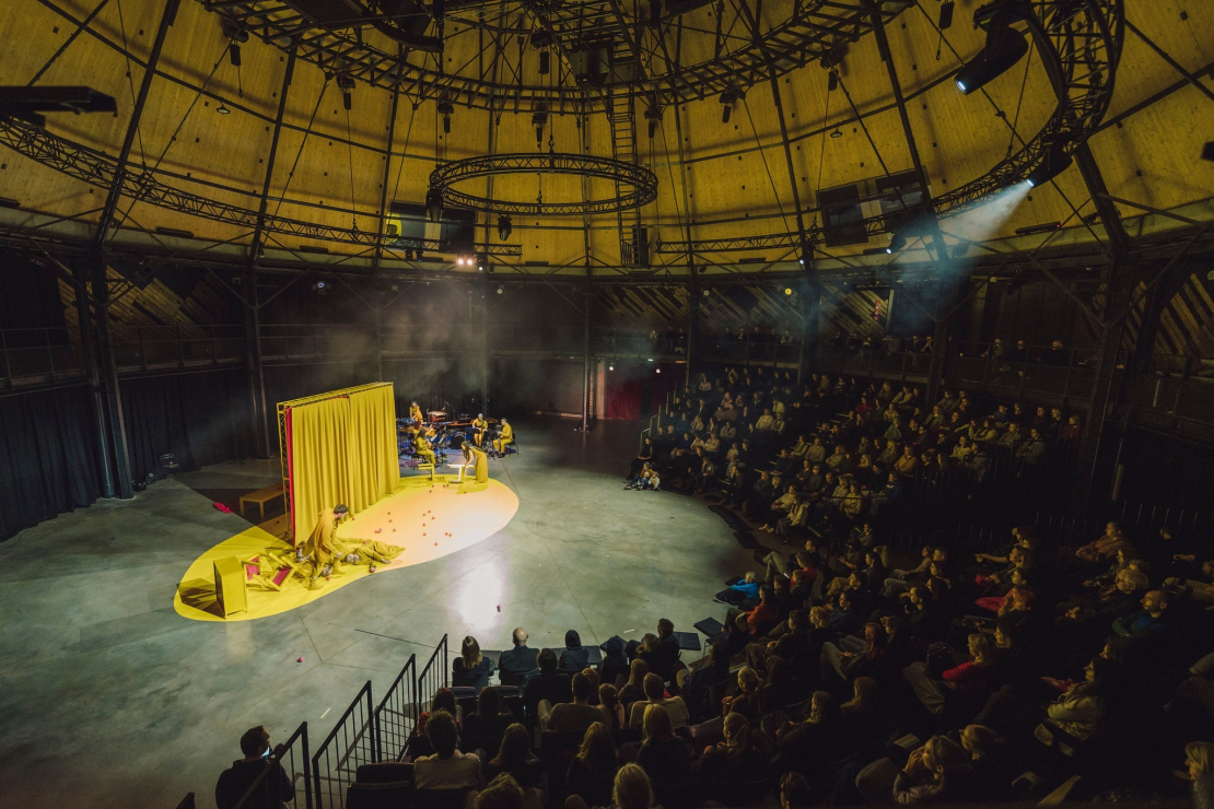 “CirqueMusique” izrādi “Nevaru ciest, ka viņi ēd tik skaļi”.