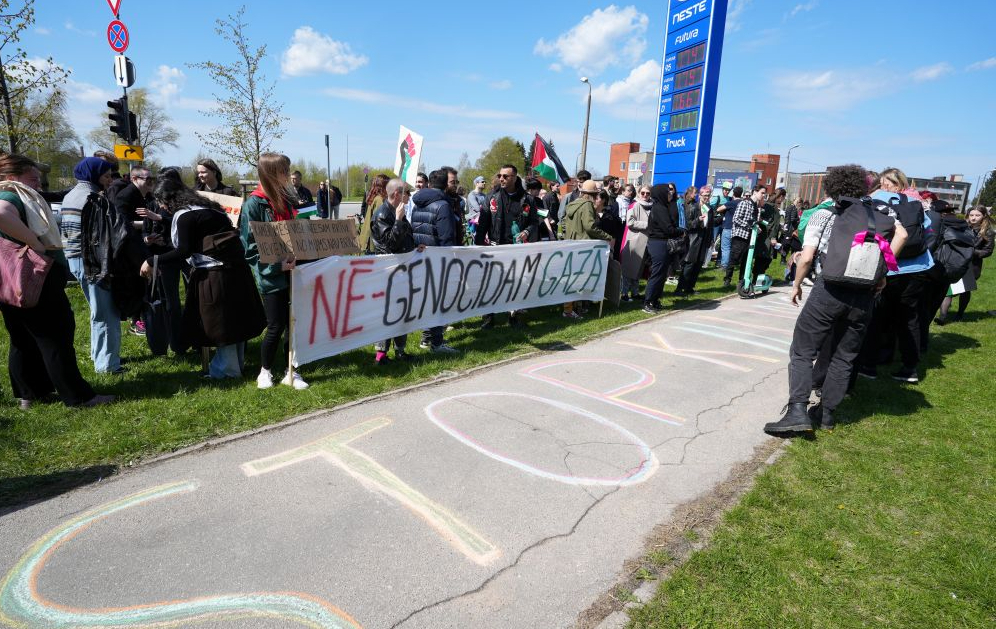 Cilvēktiesību aktīvisti pie Izraēlas vēstniecības aicina valsts amatpersonas un Latvijas iedzīvotājus izrādīt solidaritāti ar palestīnas civiliedzīvotājiem.