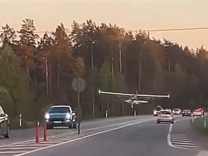 Lidmašīna nosēdās uz Tallinas šosejas, ar spārnu aizķerot ceļa zīmi, un pēc tam apstājās šosejas malā dažus simtus metru aiz Ādažu viadukta uz Rīgas pusi.