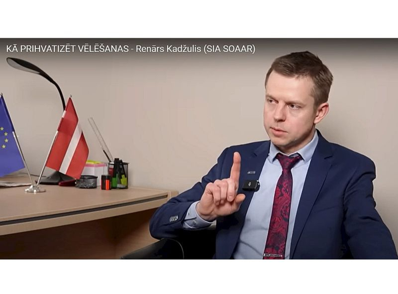 Pirms gada, 2023. gada maijā, Renārs Kadžulis partijas "Latvija pirmajā vietā" "youtube.com" kanālā garā intervijā klāstīja savas pārdomas par vēlēšanu organizēšanu. Pusgadu vēlāk viņš kļuvis par šīs partijas biedru. Jāpiebilst, ka uzņēmums "Soaar" sadarbību ar Centrālo vēlēšanu komisiju sāka 2010. gadā, kad CVK vadīja nelaiķis Arnis Cimdars, kurš 2021. gadā pievienojās Šlesera veidotajai partijai "Latvija pirmajā vietā" un kļuva par partijas ģenerālsekretāru.