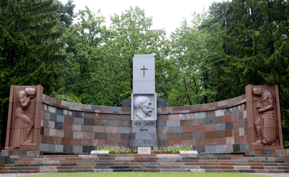 Pirmā Latvijas Valsts prezidenta Jāņa Čakstes piemineklis Rīgas Meža kapos.