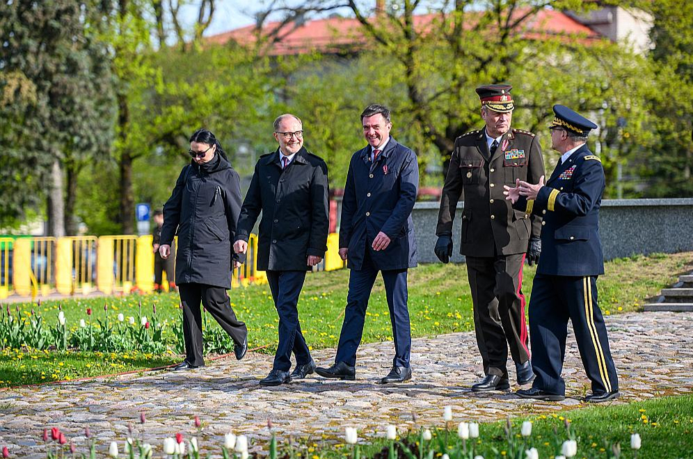 Pirms lemt par Rēzeknes domes atlaišanu, valdība deva tai iespēju nosvinēt valsts svētkus. Pilsētā 4. maijā notika arī armijas parāde, bija ieradies aizsardzības ministrs Andris Sprūds un Nacionālo bruņoto spēku komandieris Leonīds Kalniņš, kurus uzņēma pilsētas mērs Aleksejs Stecs.