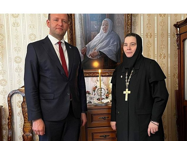 Igaunijas iekšlietu ministrs Lauri Lēnemetss, apmeklējot Pihtitsas klosteri, tikās ar tā vadītāju igumeni Filaretu.