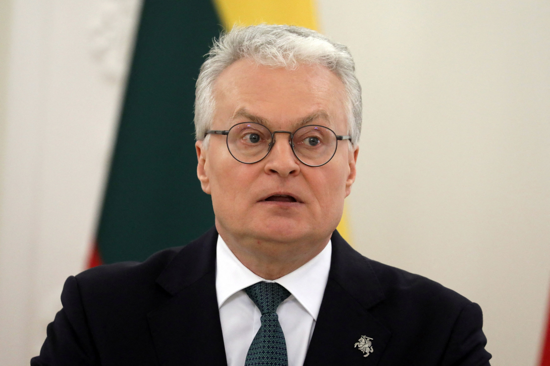 Lietuvas prezidents Gitans Nausēda. Sabiedriskās domas aptaujas rāda, ka Nausēda ir populārākais politiķis Lietuvā, tādēļ viņš, visticamāk, tiks ievēlēts vēl uz pieciem gadiem prezidenta amatā.