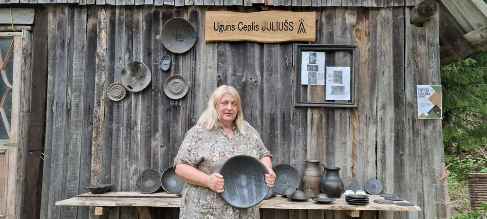 Keramiķes Ainas Zagorskas ceplim šogad 1. maijā reizē ar pirmo kurināšanu notika vārda došanas svinības. Nosaukums "Juliušs" izvēlēts par godu vectēvam Juliānam Zagorskim, prasmīgam Latgales podniekam. 