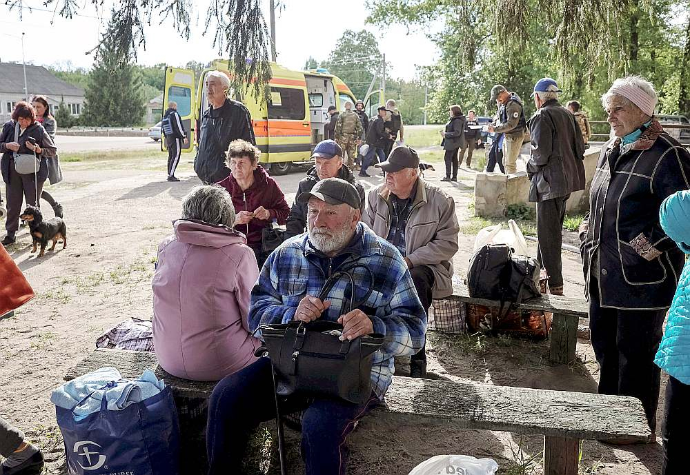 Pēc Krievijas sauszemes uzbrukuma sākuma no Vovčanskas apkārtnes tiek evakuēti tur dzīvojošie cilvēki.