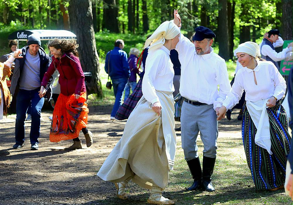 Tikpat azartiski, cik pie Priedes danco Rīgas Danču kluba dancotāji, līdzi priecājas arī apmeklētāji.