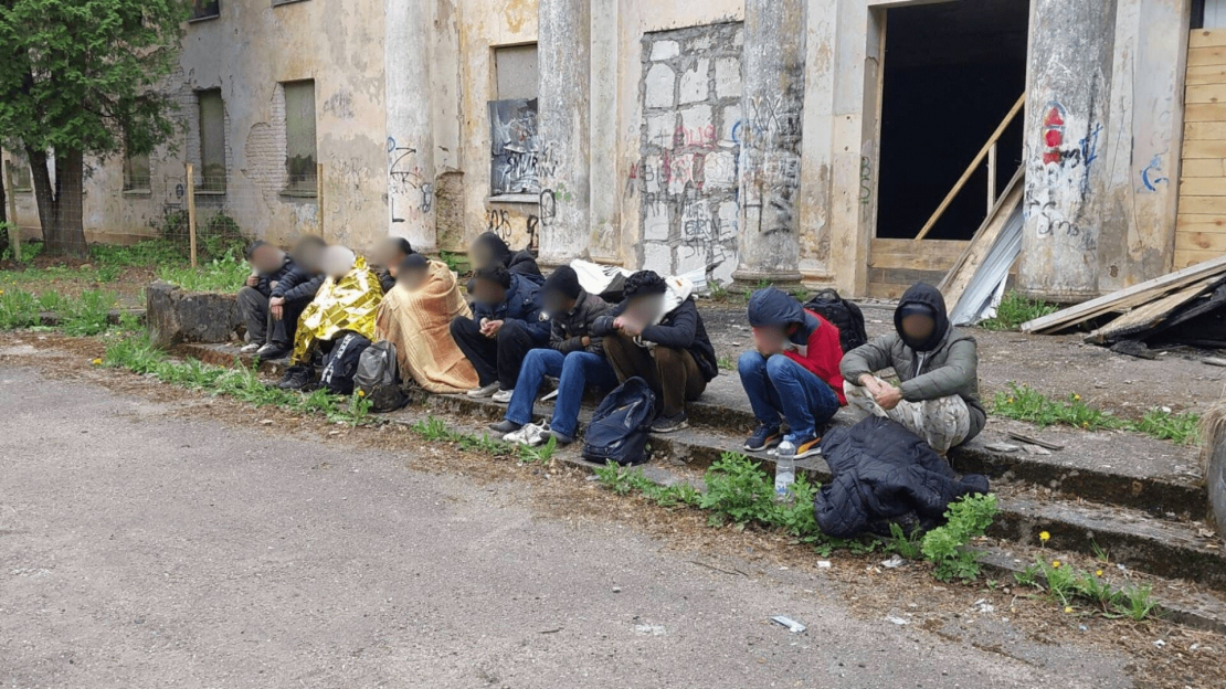 Baldones sanatorijas teritorijā atrasti 12 sīriešu un afgāņu bēgļi.