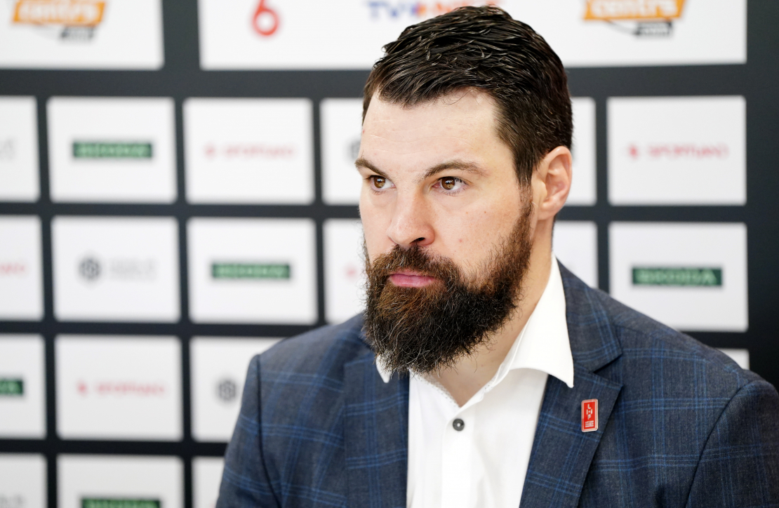 Latvijas hokeja izlases kapteinis Kaspars Daugaviņš.