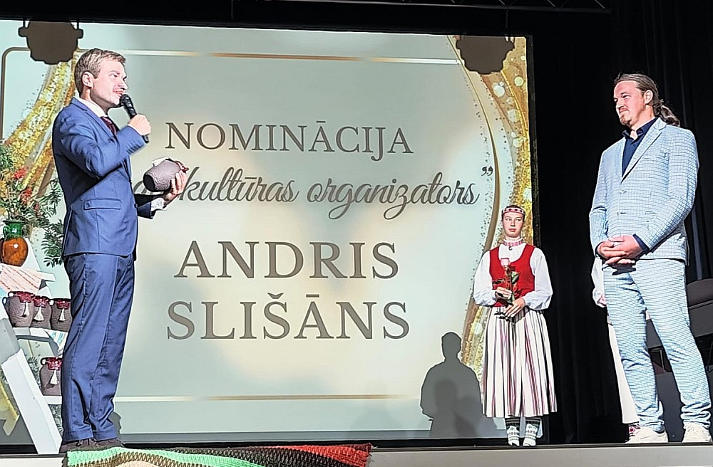 Pagājušā gada septembrī Balvu novada Nemateriālās kultūras mantojuma centra "Upīte" direktors Andris Slišāns (no labās) saņēma apbalvojumu kā novada gada kultūras organizators. Tagad viņam plāno samazināt algu un viņš domā, vai palikt amatā...