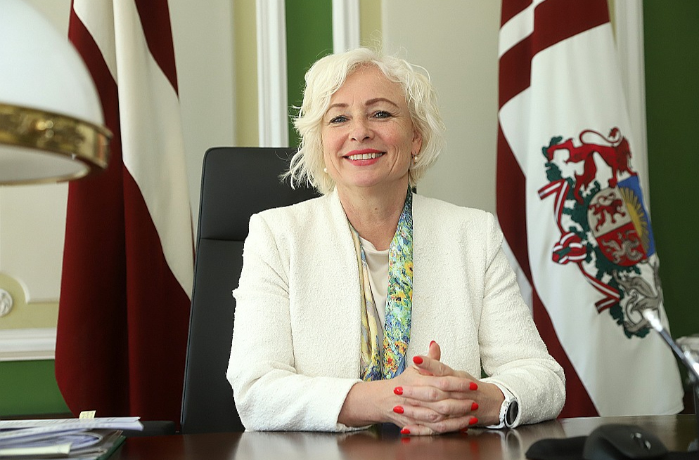 Daiga Mieriņa: "Redzam sabiedrības daļā valdošo retoriku, kad visi gatavi stundām stāstīt par slikto un to, kas nav izdevies, bet tajā pašā laikā – cik dzirdam kvalitatīvas diskusijas ar piedāvājumu, ka jādara tā vai citādi, lai būtu labāk? Es arī vienmēr esmu teikusi un pastāvējusi, ka ir ļoti svarīgi cilvēkiem skaidrot politiķu pieņemtos lēmumus."