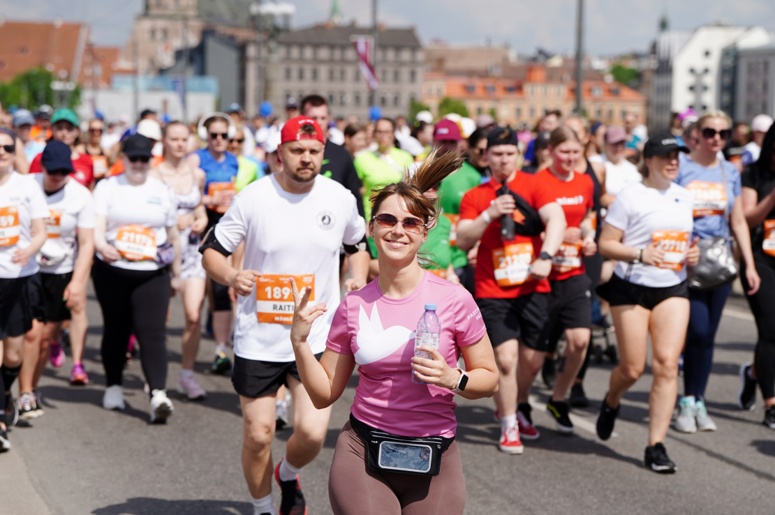 "Rimi" Rīgas maratona 5 km distances skrējēji trasē.