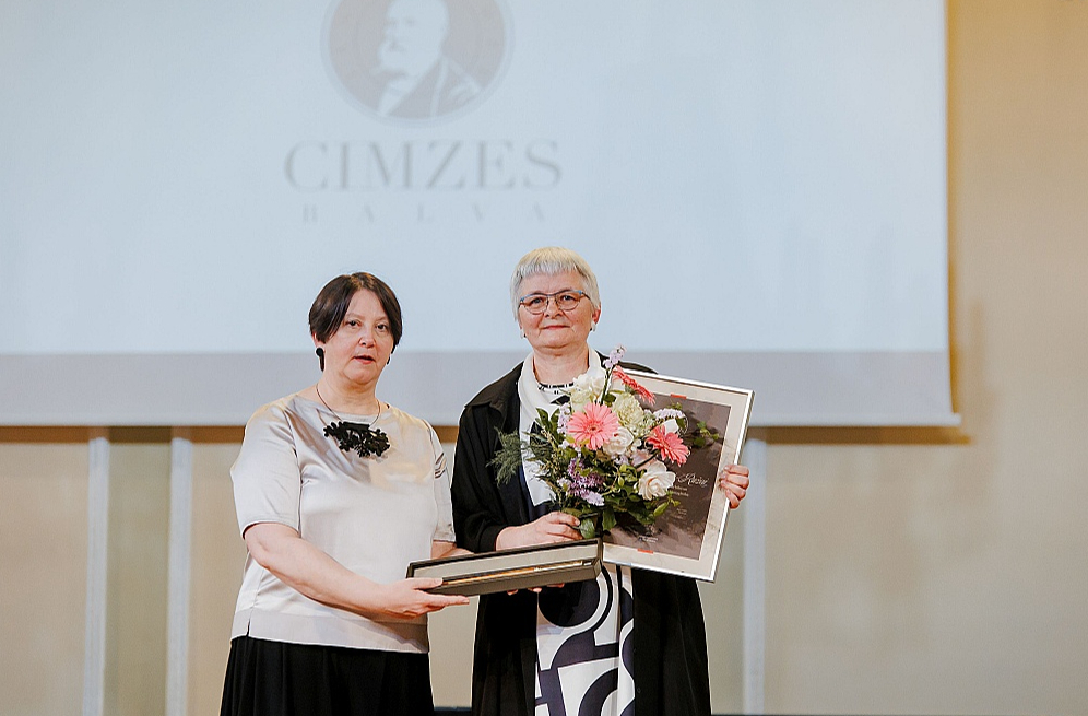 Cimzes balvas laureāte, Ilūkstes Mūzikas un mākslas skolas direktore, mākslas skolotāja Ilona Linarte-Ruža (no labās) teic: "Ja lauku reģionus "atbrīvos" no mācību iestādēm, tad bērni uz mājām dosies vairs tikai vienreiz nedēļā un laukos vairs nebūs ne pieraduši, ne ieinteresēti strādāt." Attēlā: kopā ar LNKC direktori Signi Pujāti.
