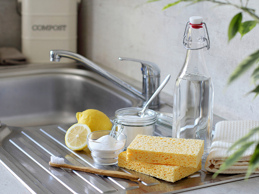Virtuves tīrīšanas darbos lieti noder citrons un soda.