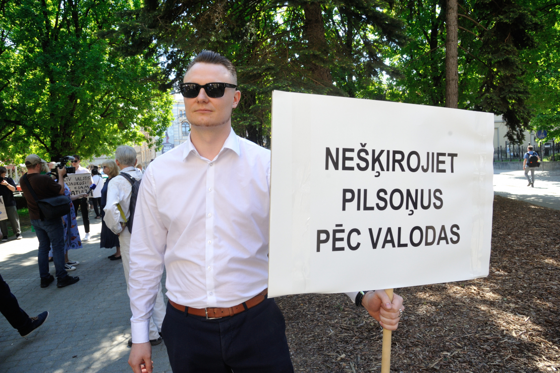Cilvēki piketē pret EP priekšvēlēšanu debatēm krieviski.