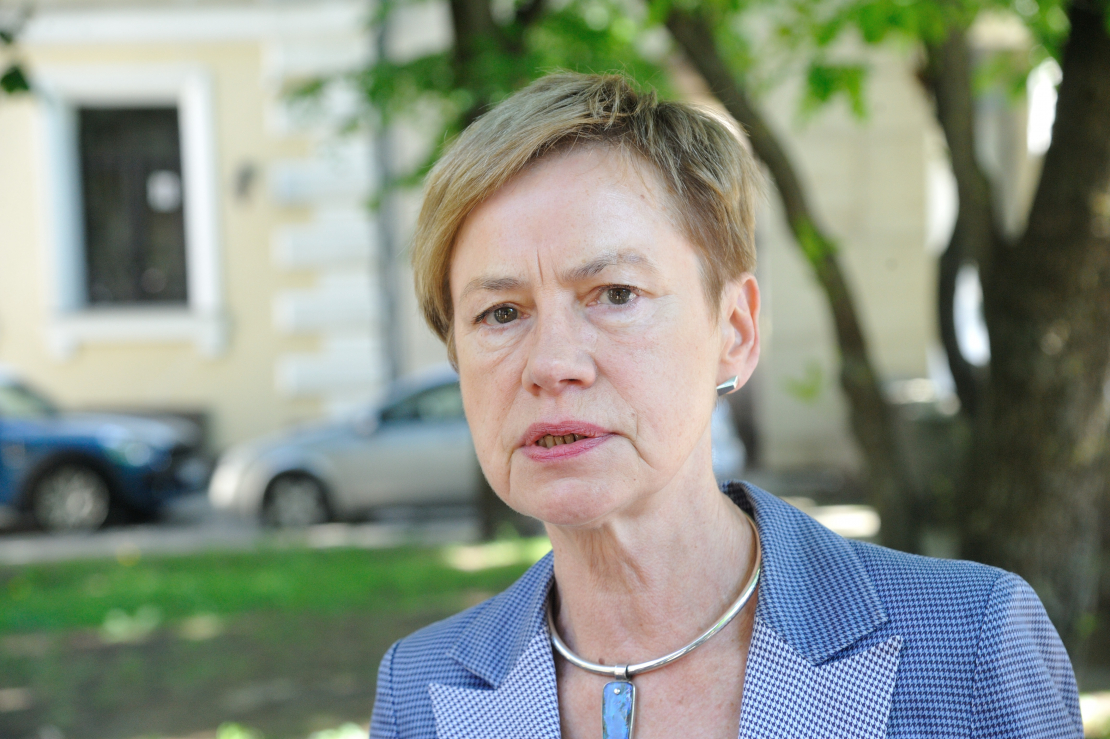 Cilvēki piketē pret EP priekšvēlēšanu debatēm krieviski. Sarmīte Ēlerte. 