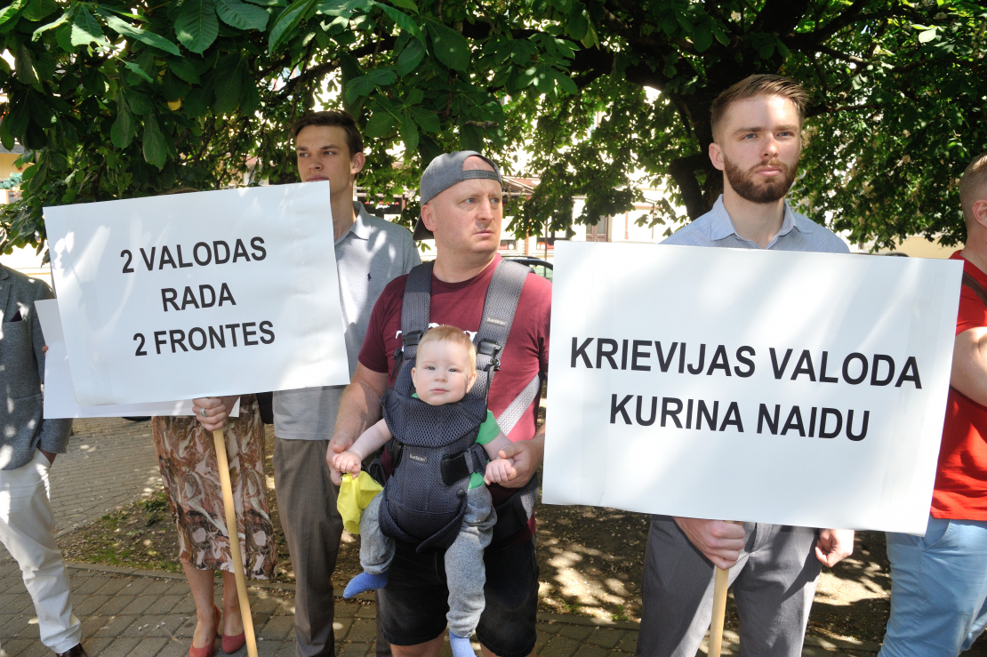 Cilvēki piketē pret EP priekšvēlēšanu debatēm krieviski.