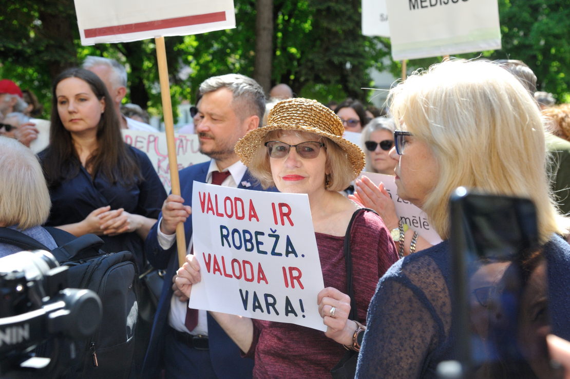 Cilvēki piketē pret EP priekšvēlēšanu debatēm krieviski.