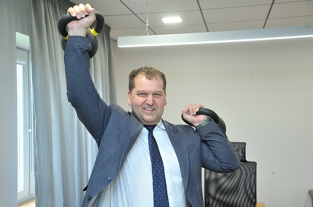 "Grindeka" valdes priekšsēdētāja Jura Hmeļņicka kabinetā ir svaru bumbas, lai stiprinātu veselību cīņai ar Latvijas birokrātiem un bankām.