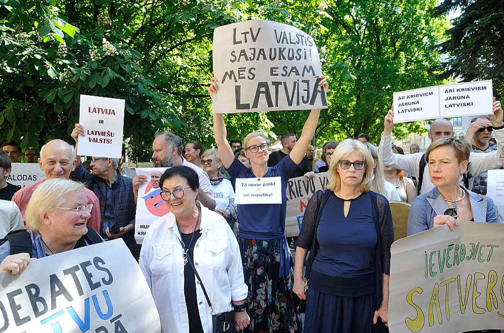 Vakar akcijā pulcējās vairāki radošie ļaudis – arī Janīna Kursīte (no kreisās), Elita Veidemane, Ina Druviete, Sarmīte Ēlerte.