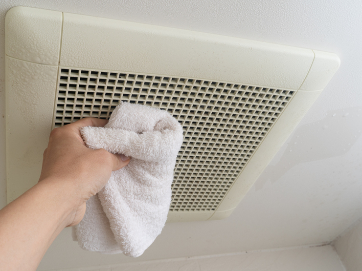 Ventilācijas sistēmas regulāri jākopj un reizi gadā jādezinficē. Mehāniski jānotīra putekļi no restītēm. 