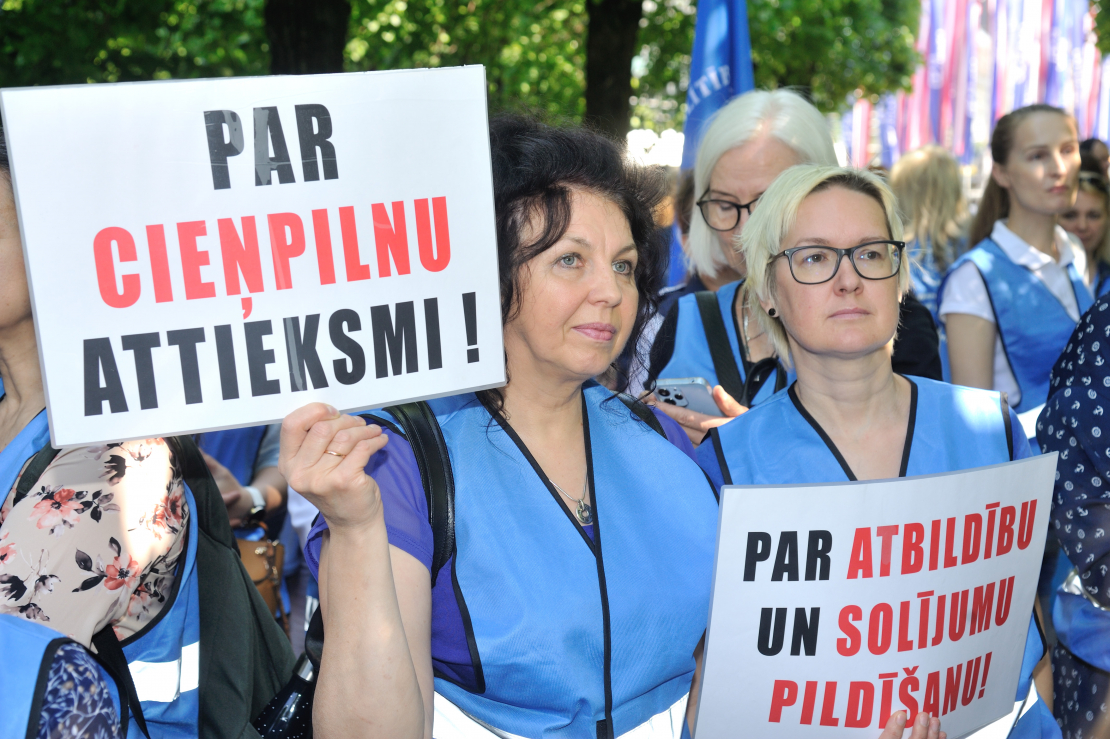 Izglītības darbinieku piketā iestājas pret IZM piedāvājumu slodžu balansēšanai.