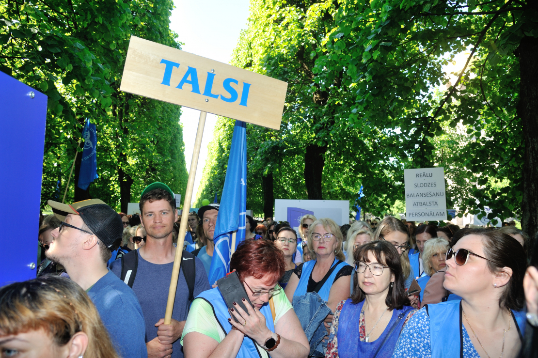 Izglītības darbinieku piketā iestājas pret IZM piedāvājumu slodžu balansēšanai.