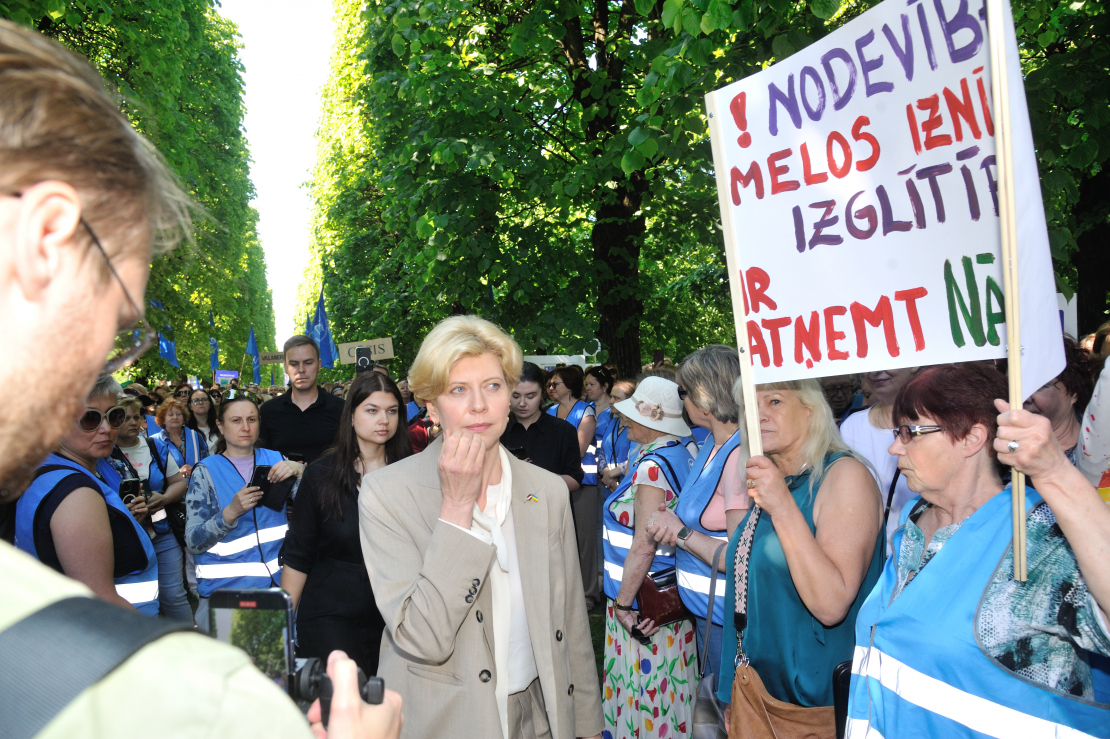 Izglītības darbinieku piketā iestājas pret IZM piedāvājumu slodžu balansēšanai.