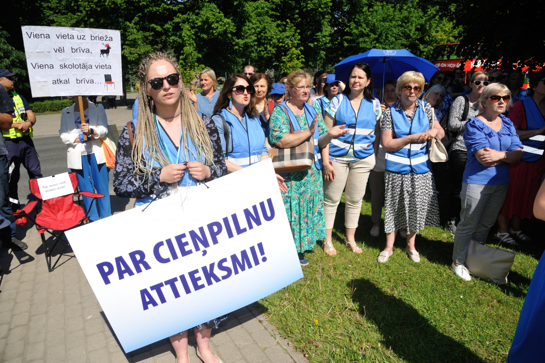 Izglītības darbinieku piketā iestājas pret IZM piedāvājumu slodžu balansēšanai.