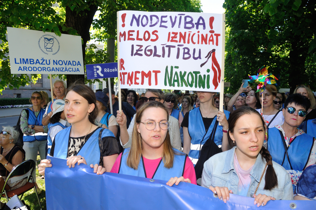 Izglītības darbinieku piketā iestājas pret IZM piedāvājumu slodžu balansēšanai.